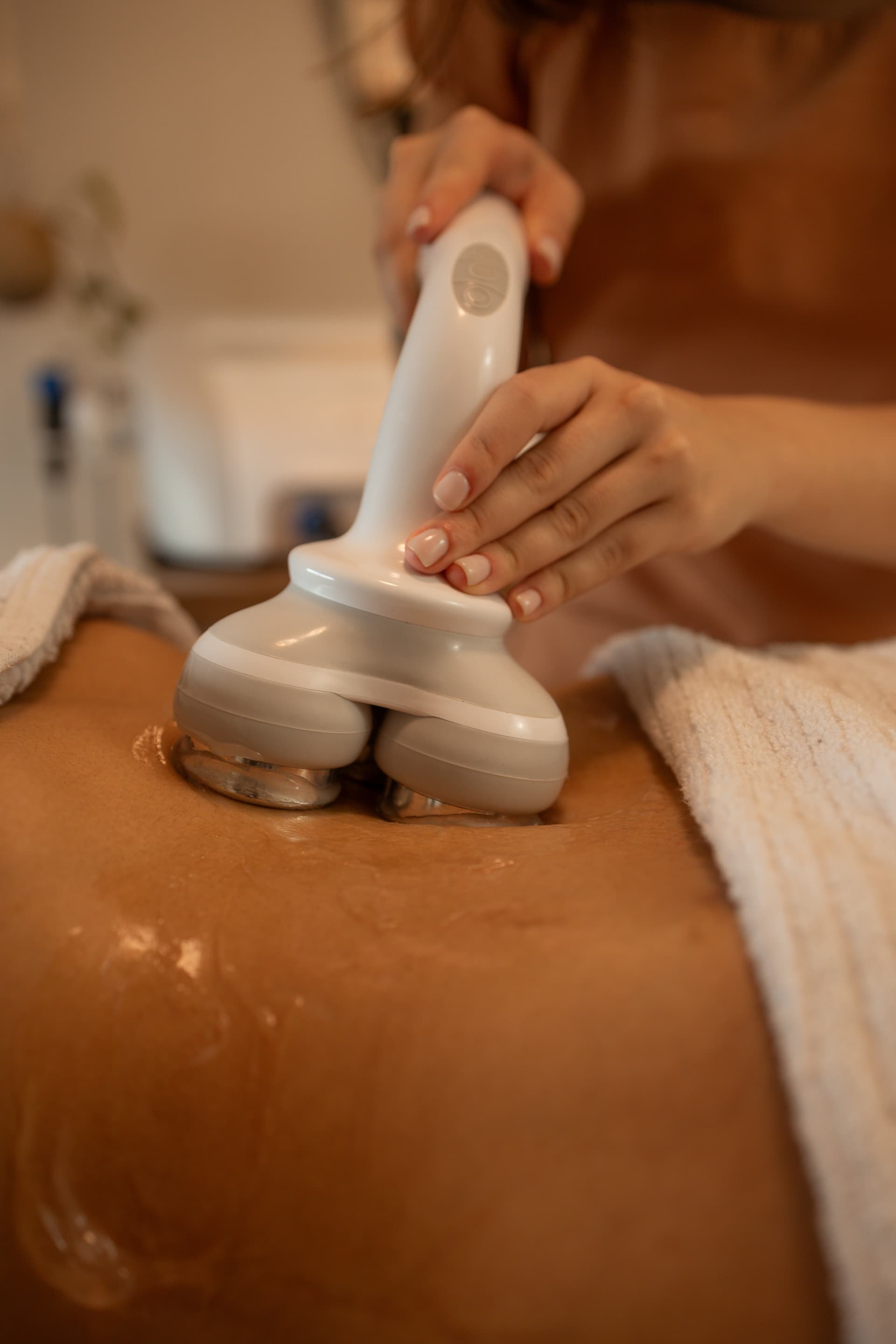 Harmonização corporal e facial sem cortes na UnaEssential